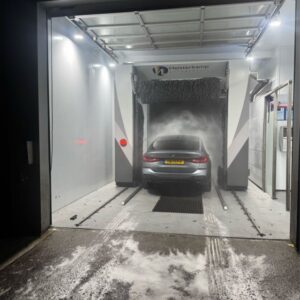 Montage wandbekleding carwash